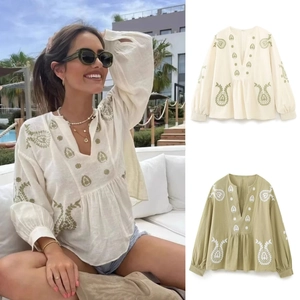 Blouse bohème brodée à col en V pour femmes avec manches longues et coupe fluide d'été