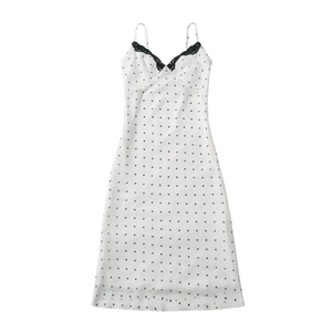 Abito lungo bianco a pois con pizzo nero sullo scollo a V e spalline sottili a spaghetti