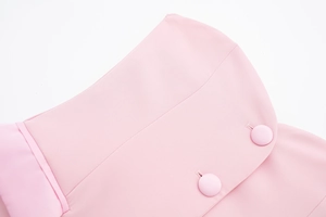Détail du tissu satiné rose avec rabat texturé et boutons recouverts assortis