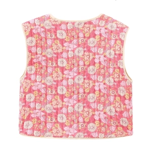Vue détaillée du dos d'un gilet matelassé rose avec de petits imprimés floraux