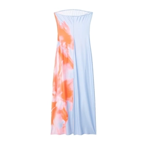 Détail d'une robe longue bustier bleu clair avec motif imprimé abstrait tie-dye orange