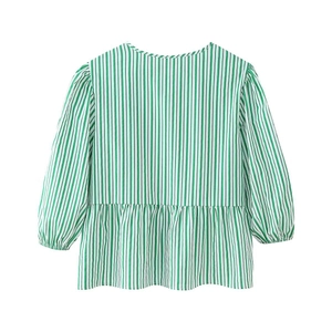 Haut rayé vert et blanc à manches 3/4 pour femme avec ourlet à volants, vue de dos