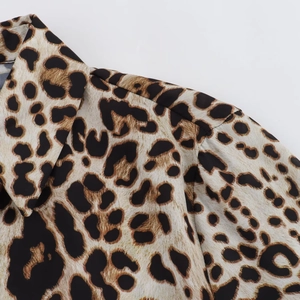 Gros plan du col de chemise à imprimé léopard et coutures d'épaule avec détails fins