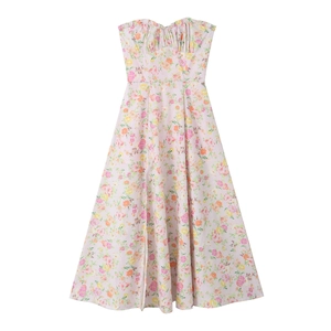 Détail de la robe maxi bustier à fleurs avec fente latérale et corsage plissé