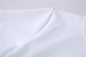 Gros plan sur les coutures des épaules et la texture tricotée du haut d'été blanc