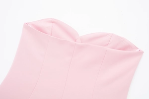 Détail du tissu satiné rose avec décolleté en cœur et coutures à texture lisse