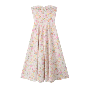 Détail de la robe bustier à fleurs avec encolure à volants et silhouette ligne A évasée