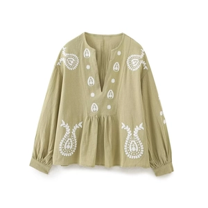 Blouse bohème verte à col en V avec broderie blanche et manches bouffantes