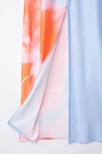Détail d'une fente latérale haute sur une robe d'été tie-dye avec des coutures de qualité