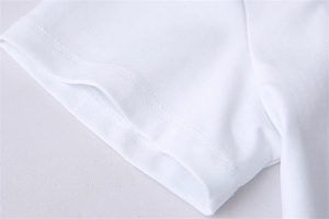 Détail du revers de manche en coton blanc avec texture en maille côtelée et coutures fines