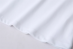 Détail de la couture à double aiguille de haute qualité sur l'ourlet du tricot blanc