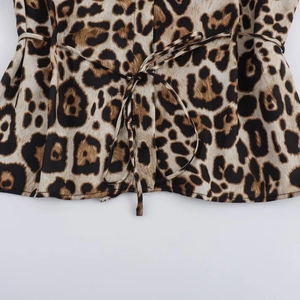 Détail de la taille d'une chemise léopard avec cordon de serrage et texture du tissu