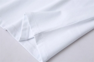 Gros plan sur un t-shirt blanc en tricot montrant la double couture de haute qualité