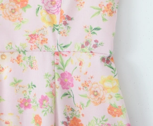 Détail de robe d'été en coton à imprimé fleuri montrant les coutures et motifs vibrants