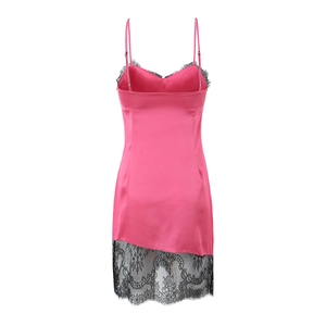 Détail du tissu satiné rose et de la dentelle noire sur cette robe à bretelles