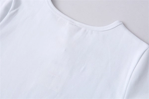Détail d'un t-shirt blanc à col rond avec des coutures à double aiguille de haute qualité