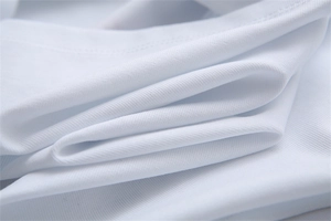 Détail en gros plan de la texture du tissu en maille côtelée blanche pour haut décontracté
