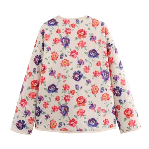 Detailansicht des Vintage Blumendrucks und der beigen Paspelierung an der Jacke
