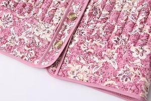 Détails de la veste matelassée à fleurs roses avec boutons en résine de qualité