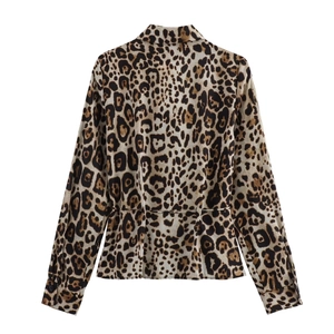 Vue arrière d'une chemise à manches longues imprimé léopard avec couture cintrée