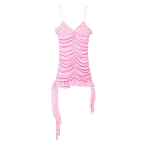 Dettaglio dell'abito sottoveste rosa plissettato con effetti arricciati e bordo a balze