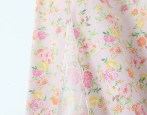Détail de la robe en coton à fleurs montrant la fente et la couture de finition