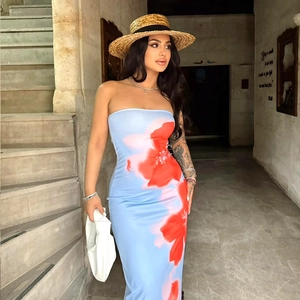 Robe longue bustier moulante avec imprimé floral bleu et rouge pour vacances d'été