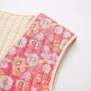Vue macro de la veste en coton matelassé montrant les fleurs et les coutures fines