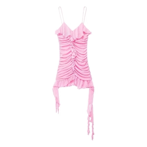 Dettaglio dell'abito estivo rosa con volant a strati e pieghe verticali centrali