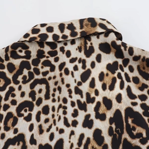 Gros plan du col d'une chemise à imprimé léopard avec une texture de tissu de haute qualité