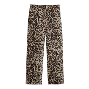 Détail du pantalon taille haute à imprimé léopard avec une texture de tissu lisse et douce