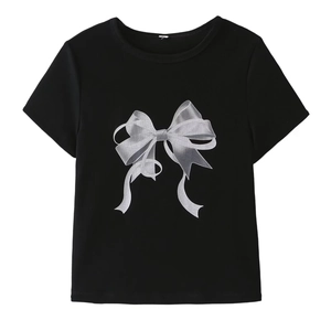T-shirt femme noir à col rond avec un imprimé nœud argenté 3D sur fond blanc épuré