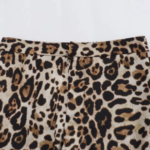 Détail du tissu à imprimé léopard et couture de la taille plate du pantalon d'été