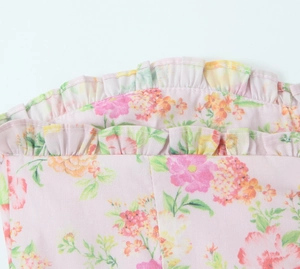 Gros plan détaillé du tissu à fleurs roses avec volants délicats et couture précise
