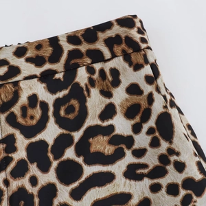 Détails de la taille haute d'une jupe mi-longue léopard avec finitions sur motif animal