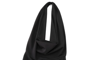 Dettaglio dell'elegante scollo all'americana nero con pieghe in tessuto crepe