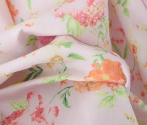 Gros plan du tissu en coton à imprimé floral avec fond rose et fleurs vintage