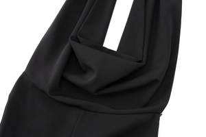 Dettaglio del tessuto in crêpe nero opaco con design a girocollo e trama a trama piatta fine