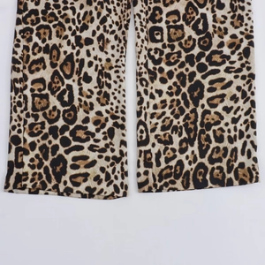Détail de pantalon droit à imprimé léopard en tissu mousseline léger et fluide