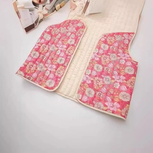 Gilet matelassé d'été pour femmes avec motifs floraux roses et blancs et liseré beige