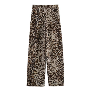 Détail d'un pantalon léopard à jambes larges avec une taille élastique confortable