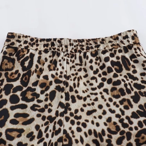 Détail d'un pantalon imprimé léopard avec taille élastique et coutures précises