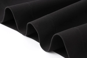 Dettaglio del tessuto crepe nero con trama fine e cuciture rifinite con cura