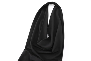 Dettaglio del tessuto crepe nero con scollatura all'americana e struttura del collo drappeggiato