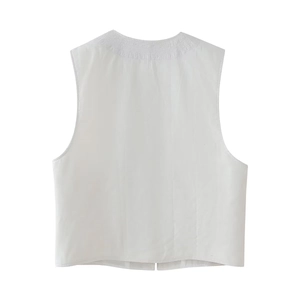 Vue arrière d'un gilet court blanc avec broderie délicate sur l'encolure pour femme