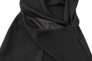 Dettaglio ravvicinato delle cuciture professionali e della trama del tessuto crepe nero