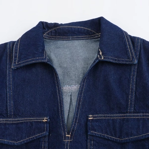 Detail der dunkelblauen Jeansbluse mit Kontrastnähten und Brusttaschen