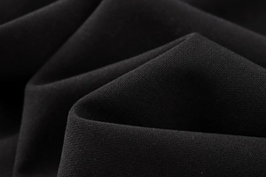 Macro dettaglio della trama del tessuto crepe nero che mostra i particolari della trama