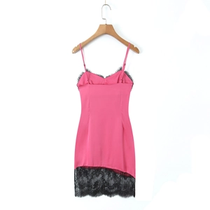 Robe caraco en satin rose fuchsia avec dentelle noire et ourlet asymétrique chic