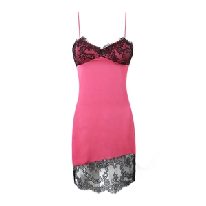 Robe nuisette en satin rose avec dentelle noire élégante et silhouette ajustée